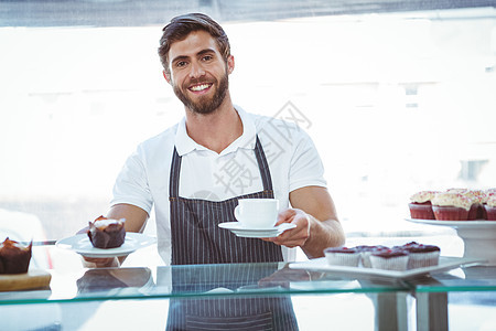 微笑的工人准备早餐商业饮料雇主职员行业咖啡男人咖啡屋围裙店铺图片