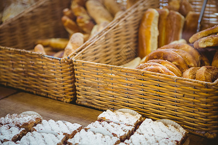 以新鲜面包和糕点为篮子行业饮料食物闲暇食堂食品餐厅零售商业背景图片