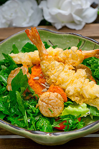 配沙拉的日本新鲜虾寿司对虾油炸盘子食物蔬菜餐厅美食海胆海鲜图片