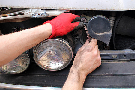 修理旧破旧车的技工发动机作坊汽车手套诊断技术男人车库检查服务图片