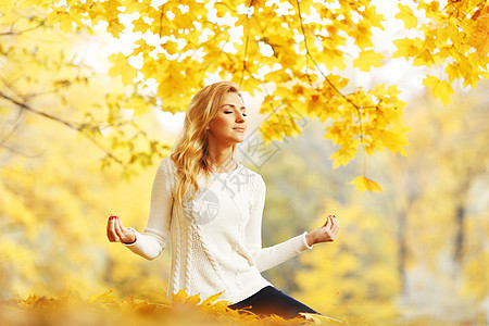 秋天公园的妇女冥想瑜伽黄色公园女孩女士叶子娱乐女性森林图片