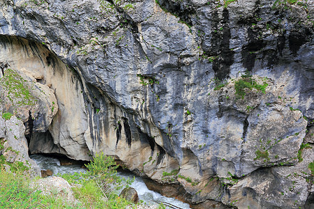 高加索山脉的河流流动荒野风景高度爬坡溪流瀑布图片