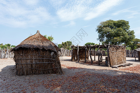 传统的非洲村和有房屋的村庄社区地区房子国家贫民窟村民贫困住宅文化农村图片
