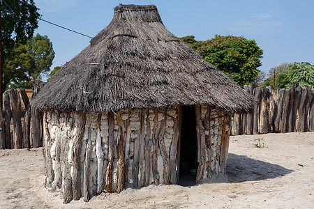 传统的非洲村和有房屋的村庄建筑贫民窟文化棚户区天空住宅贫困栅栏房子社区图片