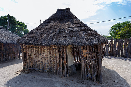 传统的非洲村和有房屋的村庄地区生活栅栏文化贫民窟天空房子农村部落建筑图片
