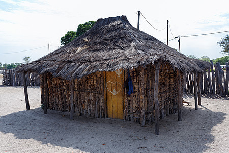 传统的非洲村和有房屋的村庄国家建筑住宅生活栅栏村民贫民窟贫困部落小屋图片
