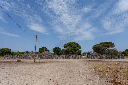 传统的非洲村和有房屋的村庄灰尘村民生活房子建筑住宅贫困部落栅栏地区图片