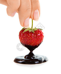 握着巧克力片草莓的女士手液体巧克力行动手指甜点可可糖果饮食美食浆果图片