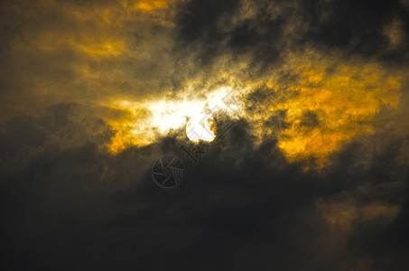 乌云和太阳的黑暗天空图片