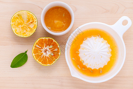 鲜橙汁和橙色切片放在木制桌子上液体农业重量柠檬营养奇异果果汁橙子食物蔬菜图片