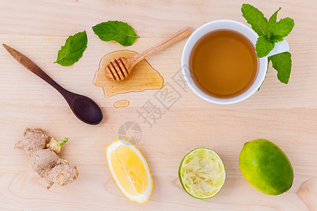 一杯含芳香草药的草药茶 加柠檬 石灰和h食物果汁饮料香气水果草本植物树叶百里香植物杯子图片