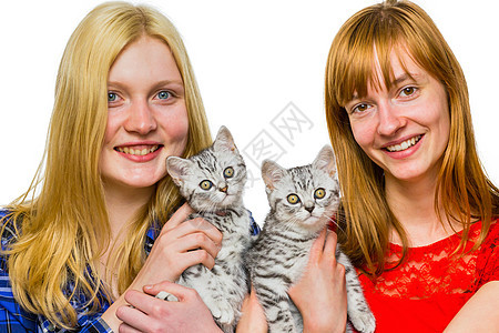 两个女孩 展示年轻银色的猫图片