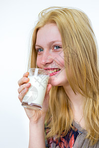 金发女孩喝牛奶杯图片