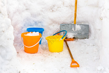 长着雪墙和多彩的桶 加上雪花图片