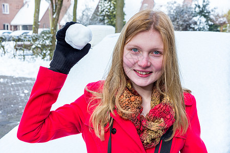 穿着红色积雪雪球装扮的年轻荷兰女青年图片