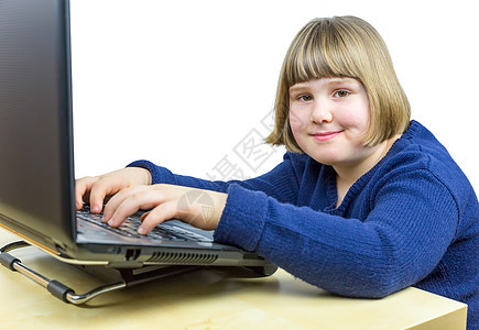从事笔记本电脑工作的青年荷兰女孩图片