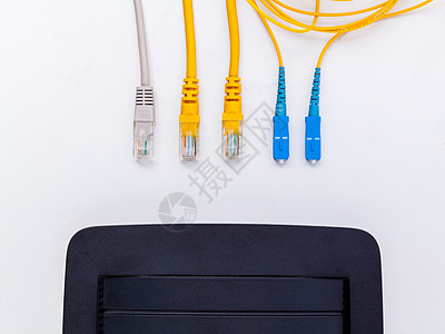 在光纤连接器和电路板的上方防火墙电讯技术中心电脑网络电缆金属路由器互联网图片