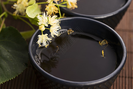 茶壶 茶壶和杯子 加上叶茶和鲜花花园天空芳香保健卫生叶子蓝色药品花朵球座图片