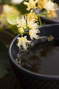 茶壶 茶壶和杯子 加上叶茶和鲜花保健疗法香气治疗天空花园椴树植物药品草本植物图片