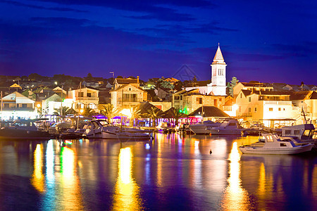沿海城镇Pakostane夜景图片
