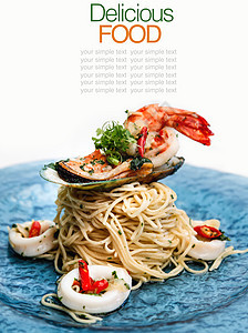 意大利菜意大利面条和海鲜食物盘子叶子午餐香菜沙拉蔬菜贝类乌贼胡椒图片