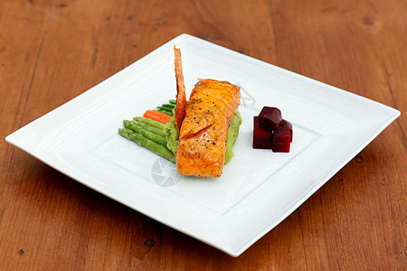 沙门牛排加蔬菜海鲜餐厅午餐养分鱼片洋葱油炸叶子美食食物图片