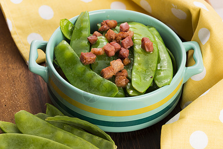 新鲜青豆加培根食物绿色食谱蔬菜豆类熏肉烹饪洋葱火腿配菜图片