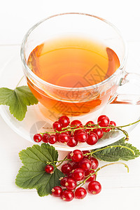以茶杯和清红的凉律供茶叶食物叶子玻璃红色杯子宏观白色饮料植物浆果图片