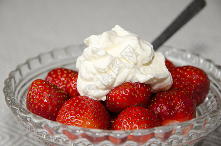 新鲜草莓甜点蔬菜美食绿色奶油营养玻璃奶油状红色收成食物图片
