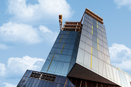 在建建筑中的建筑物财产阳光太阳施工场多云蓝色日光房地产玻璃工地图片