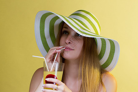 女人喝鸡尾酒旅行帽子果汁苏打水果比基尼茶点玻璃假期身体图片