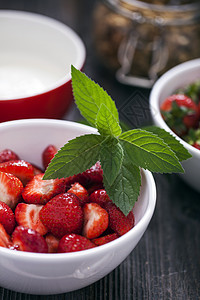 美味草莓甜点杯子叶子团体水果食物饮食木头玻璃宏观乡村图片