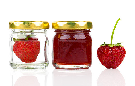 白色的草莓果酱和新鲜浆果玻璃甜点红色水果食物团体图片