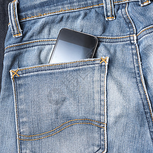 手机使用珍妮口袋里的智能手机女性电子空白电话工具创新屏幕商业牛仔布互联网背景