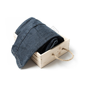 木箱中的jean纺织品标签旅行木头男人衣服材料棉布店铺盒子图片