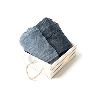 木箱中的jean旅行男人蓝色衣服牛仔裤木头生活棉布棕色纺织品图片