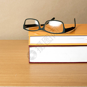 书目和眼镜木板文学教科书桌子知识智慧学校工作古董大学图片