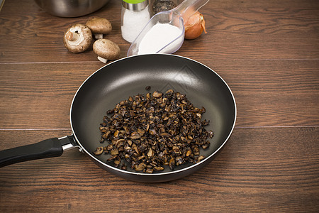 煎蘑菇敷料皇家香料食物厨房烹饪桌子油炸面粉棕色图片