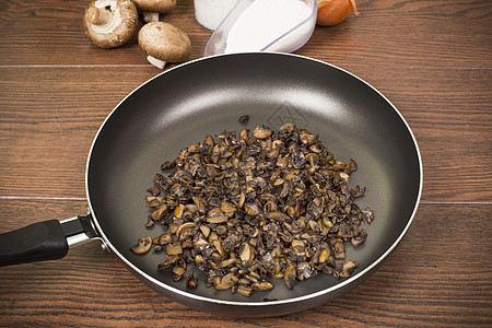 煎蘑菇洋葱面粉棕色香料油炸烹饪蔬菜桌子厨房食物图片