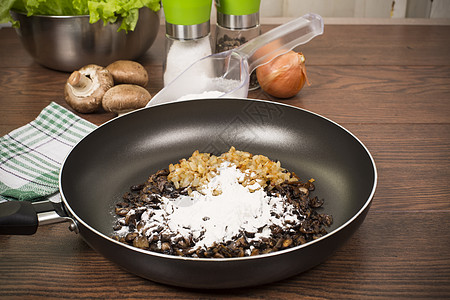 煎蘑菇平底锅棕色厨房食物烹饪油炸绿色洋葱敷料餐具图片