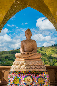 山上的佛像旅行建筑城市纪念碑饰品天空雕像宗教金子岩石图片