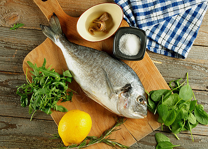 烹煮多角鱼食物淡水鱼尾海鲜健康饮食香料烹饪明珠砧板生食图片