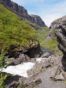 挪威奥兰德代尔旅行绿色瀑布游客风景远足树木图片