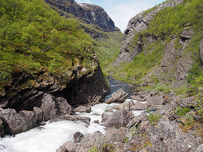 挪威奥兰德代尔瀑布树木游客风景旅行远足绿色图片