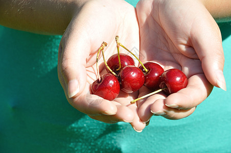 手握樱桃一部分身体红色水果成人食物幸福图片