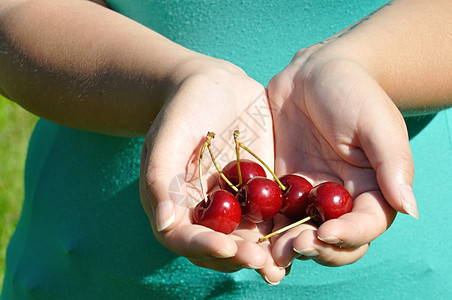 手握樱桃身体一部分幸福食物水果红色成人图片