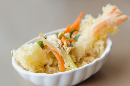 虾面包油炸食物蔬菜黄色小吃美食贝类白色盘子图片