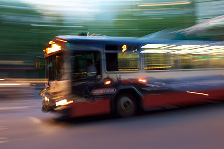城市公交车运动模糊图片