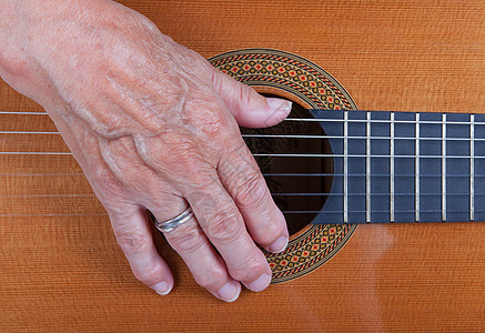 老女人的手弹吉他皱纹细绳玩家音乐音乐家岩石身体歌曲音乐会旋律图片