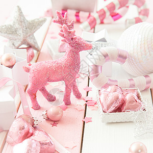 粉红圣诞节装饰品小玩意儿驯鹿正方形礼品巧克力心形丝带闪光条纹纸屑图片